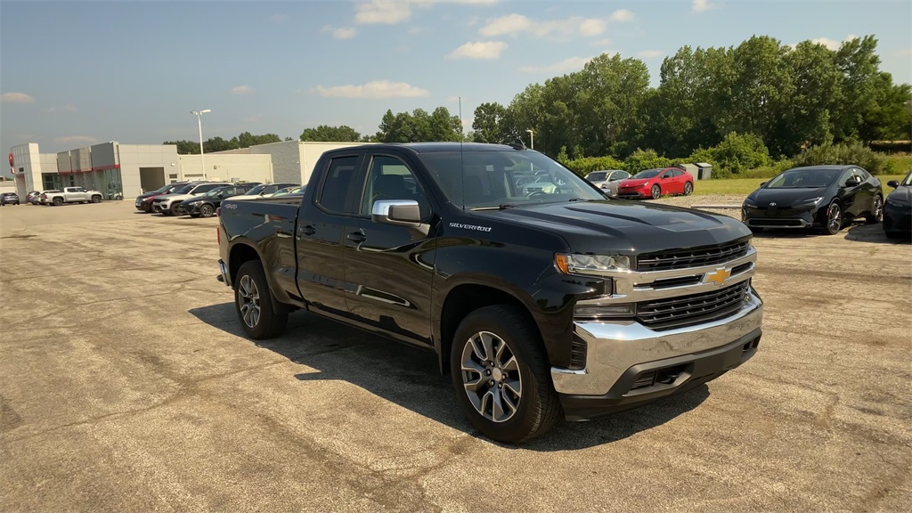 2022 Chevrolet Silverado 1500 LT photo 2