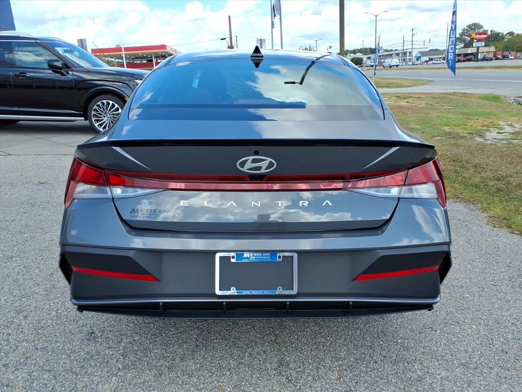 2025 Hyundai Elantra SEL Sport photo 4