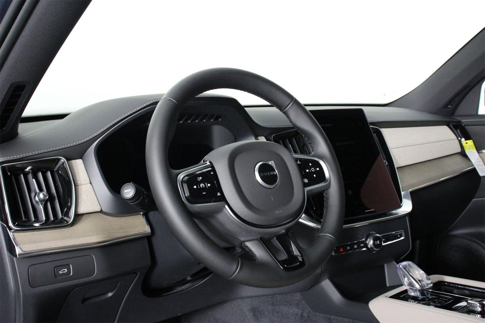 2026 Volvo XC90 Plus photo 8