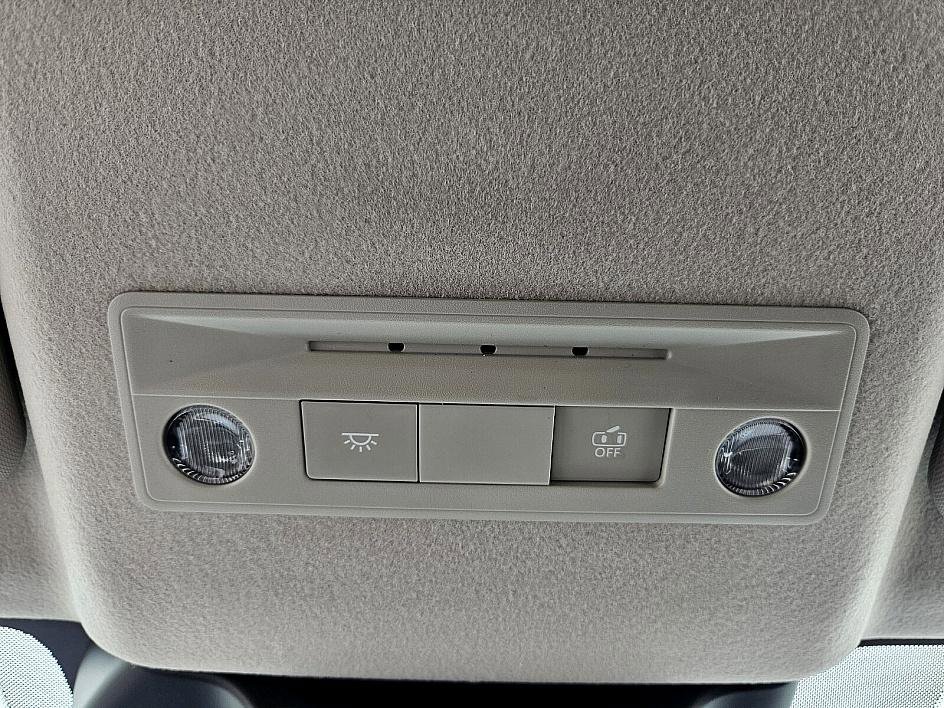 2025 Nissan Kicks SV photo 17