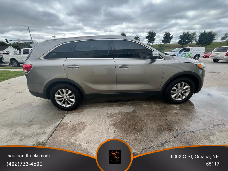 2017 Kia Sorento LX photo 2