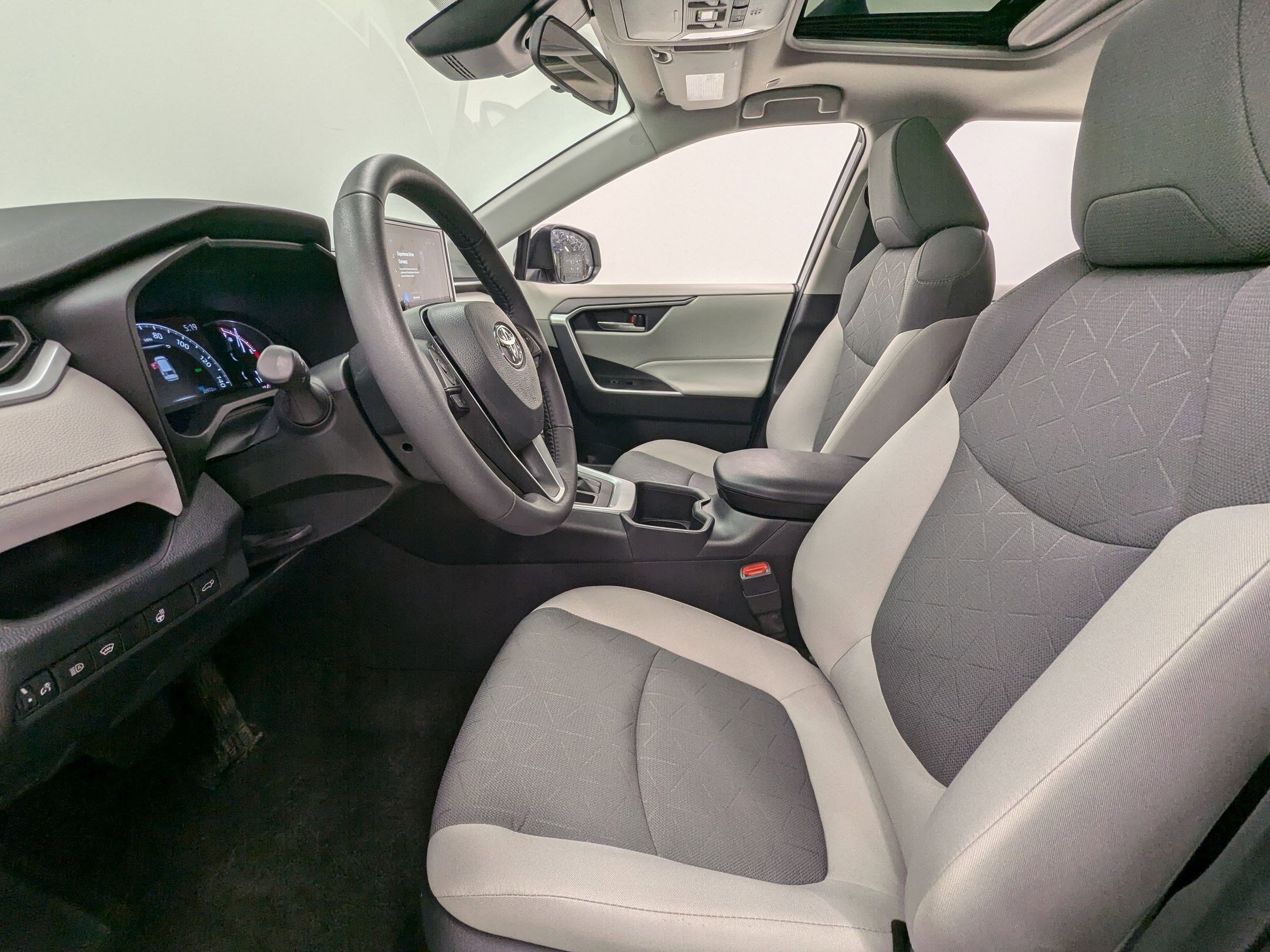 2023 Toyota RAV4 XLE photo 4