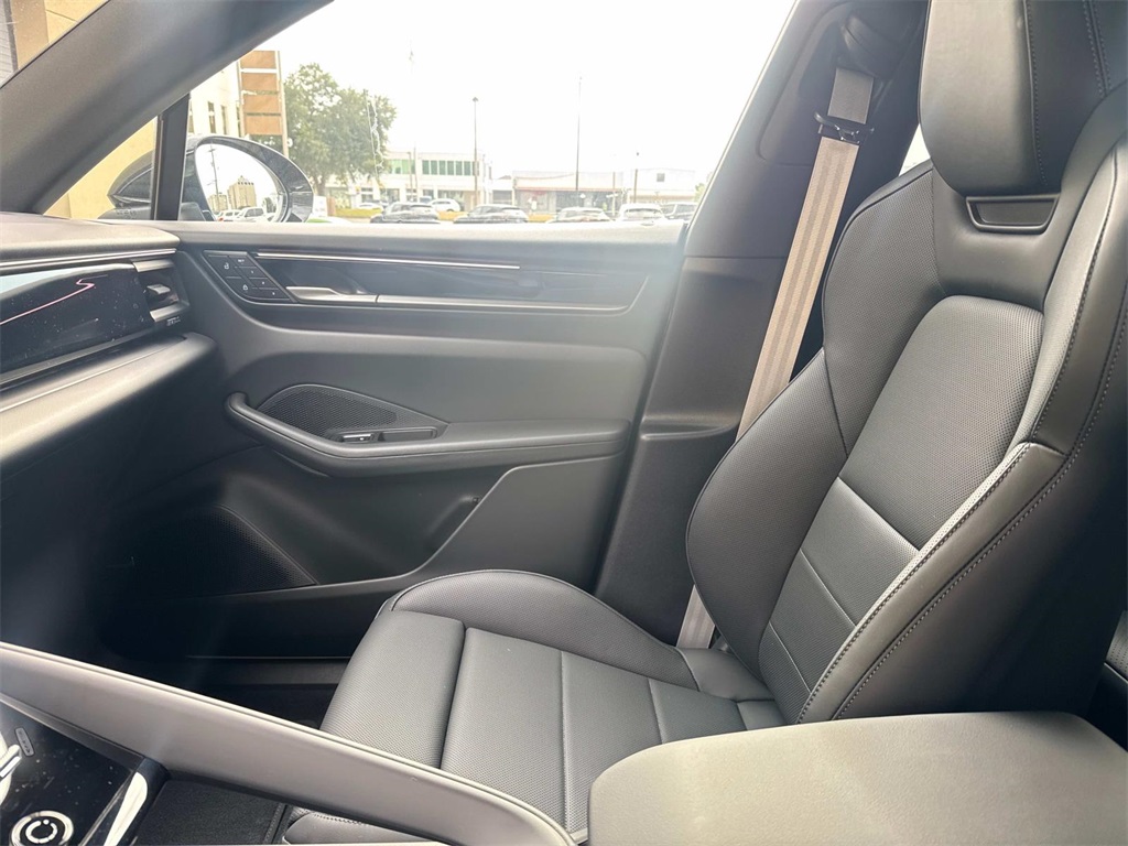 2025 Porsche Macan Electric photo 17