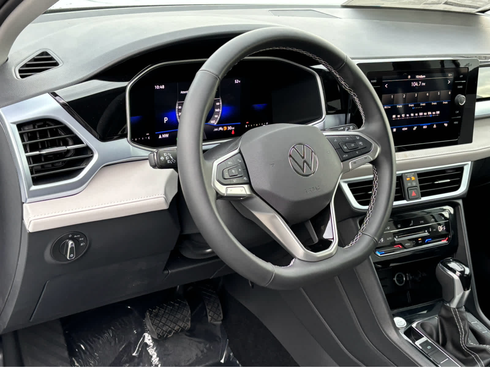 2025 Volkswagen Taos SE photo 3