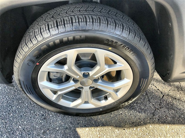 2024 Jeep Compass Latitude photo 2