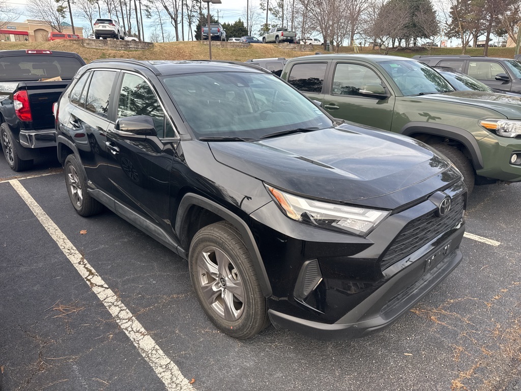 2025 Toyota RAV4 XLE's photo