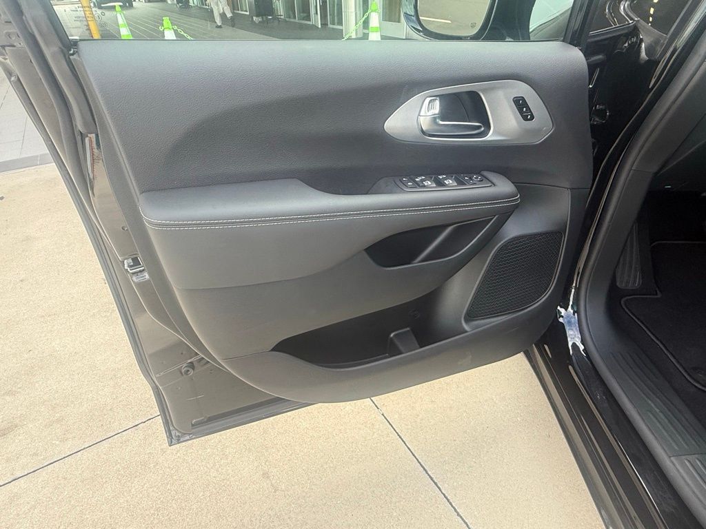 2026 Chrysler Pacifica Limited photo 25