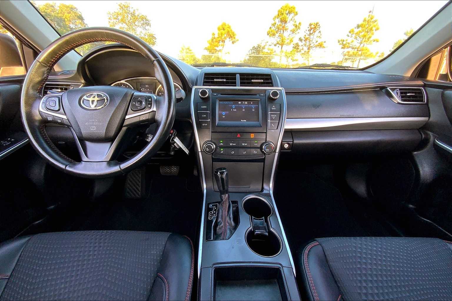 2015 Toyota Camry SE photo 14