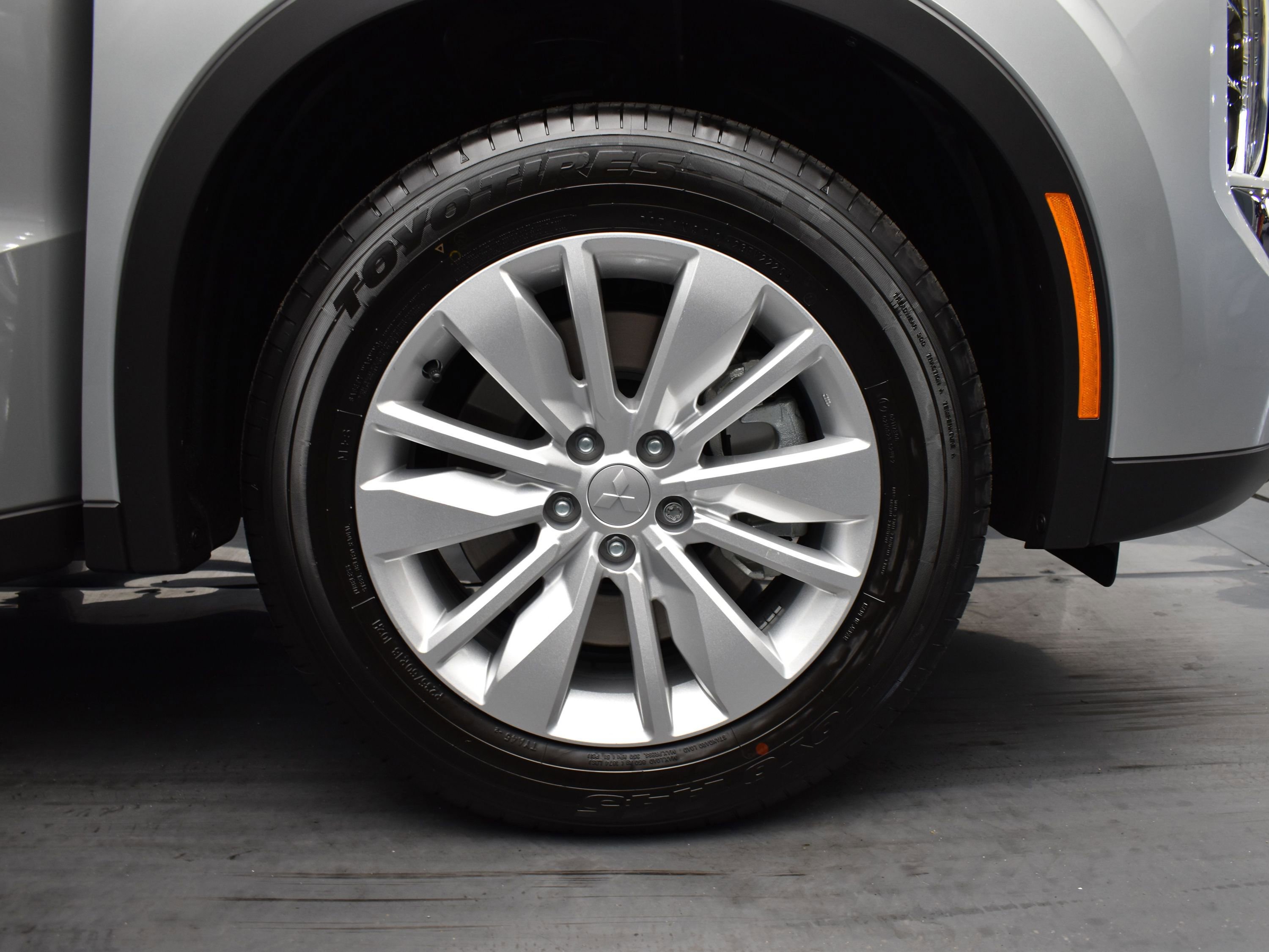 2025 Mitsubishi Outlander ES photo 4