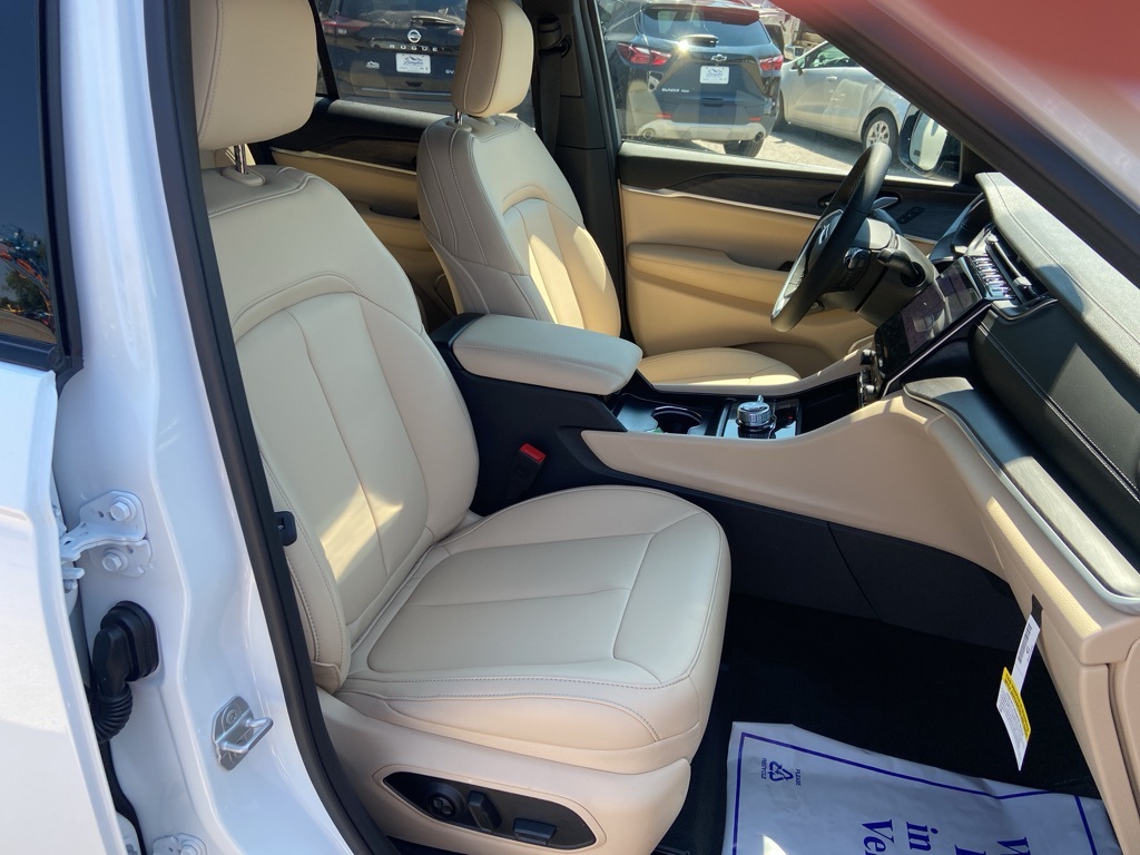2025 Jeep Grand Cherokee Limited photo 8