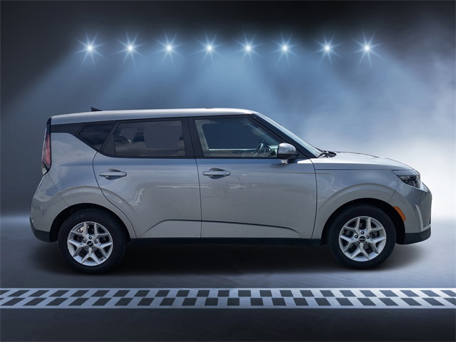2024 Kia Soul LX photo 2