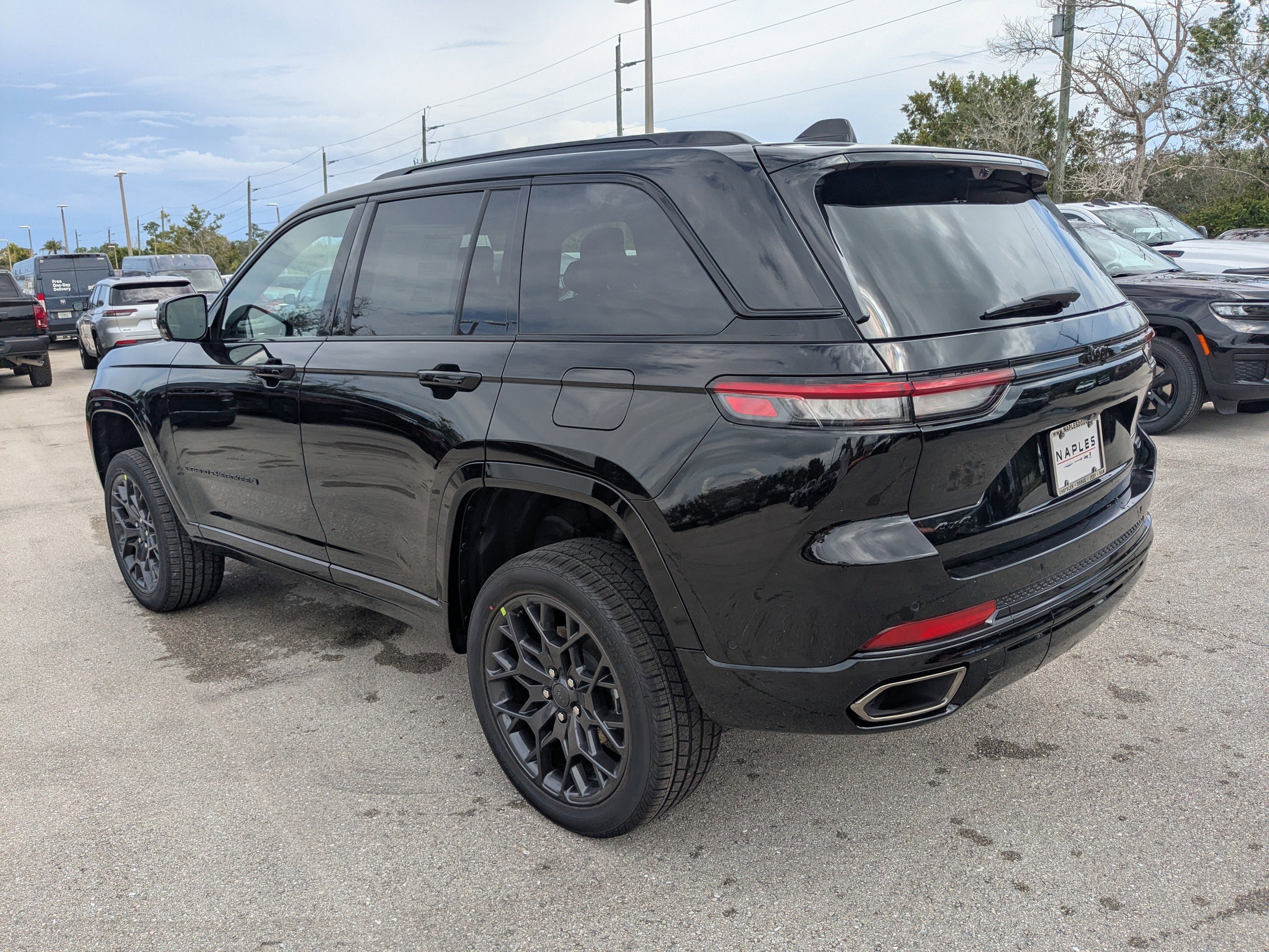2025 Jeep Grand Cherokee Summit photo 2