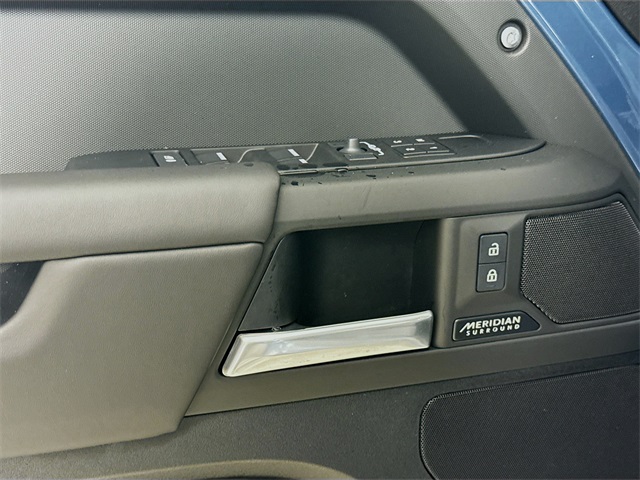 2025 Land Rover Defender 110 X-Dynamic SE photo 16