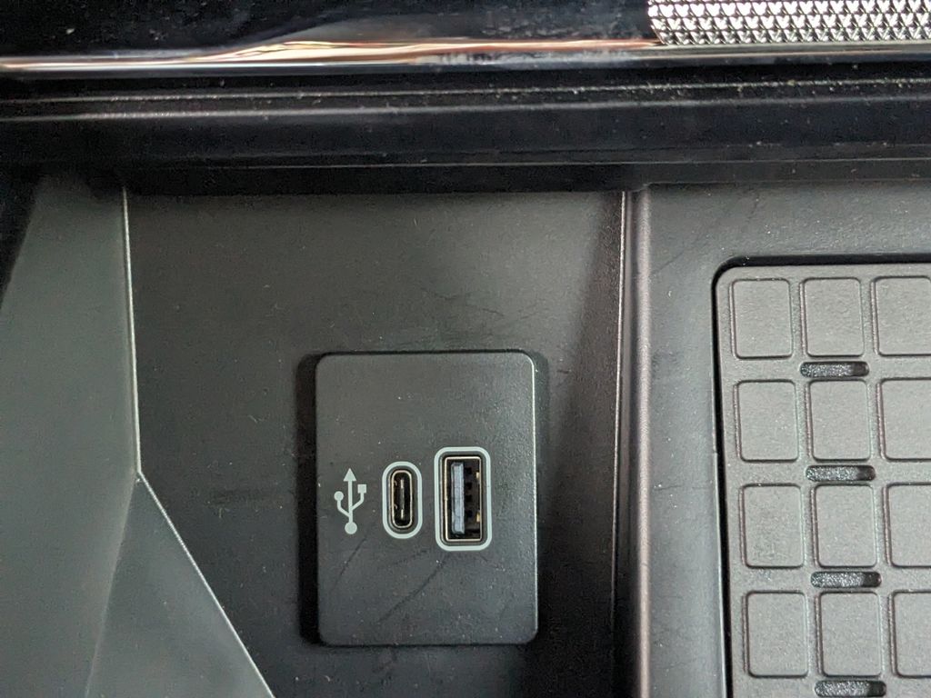 2025 Ford F-150 Lightning Platinum photo 26