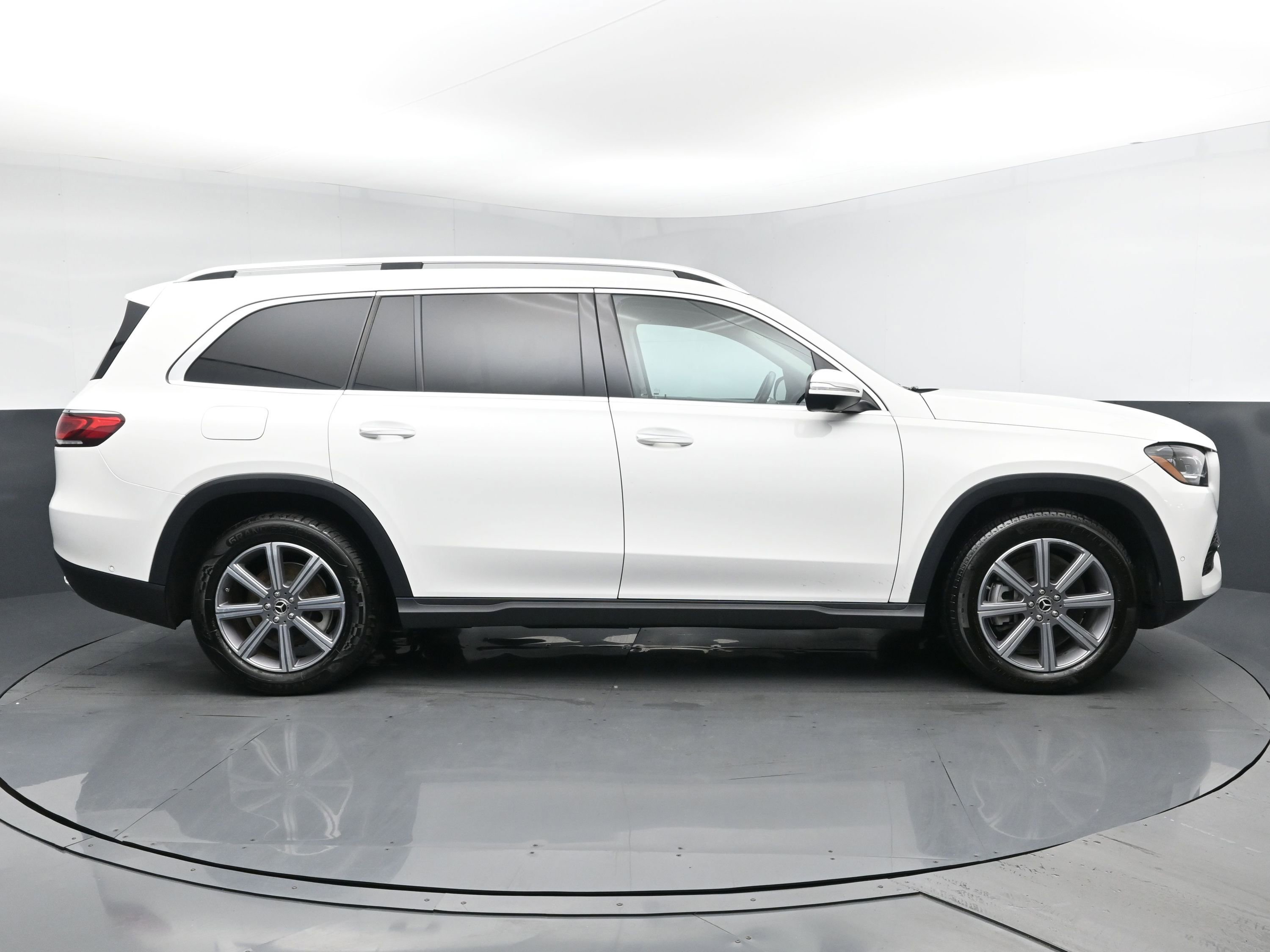 2023 Mercedes Benz GLS 450 4MATIC photo 2