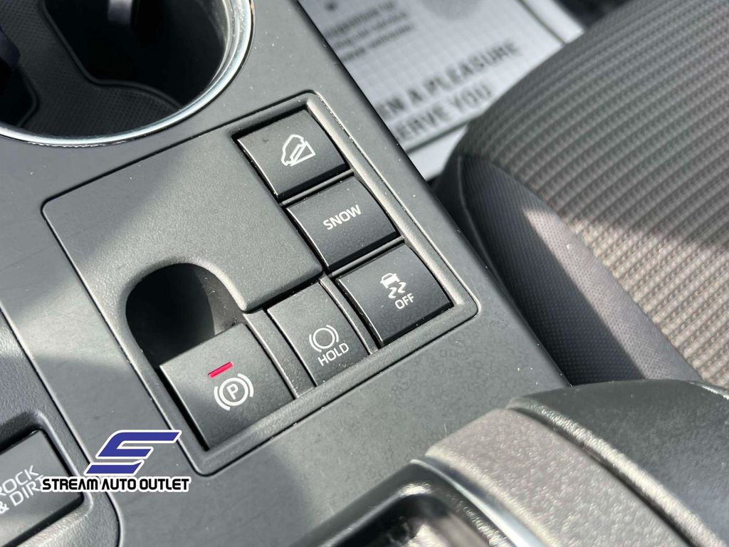2023 Toyota Highlander LE photo 30