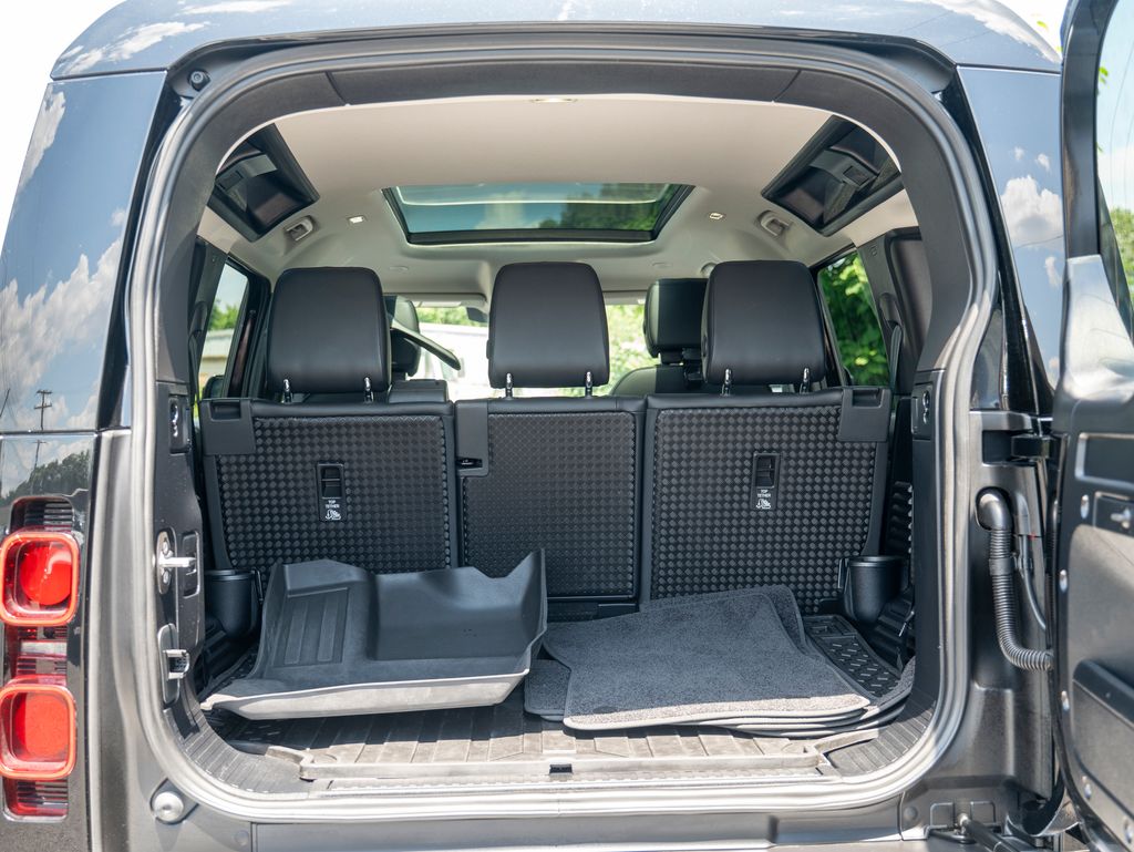 2024 Land Rover Defender 110 S photo 31