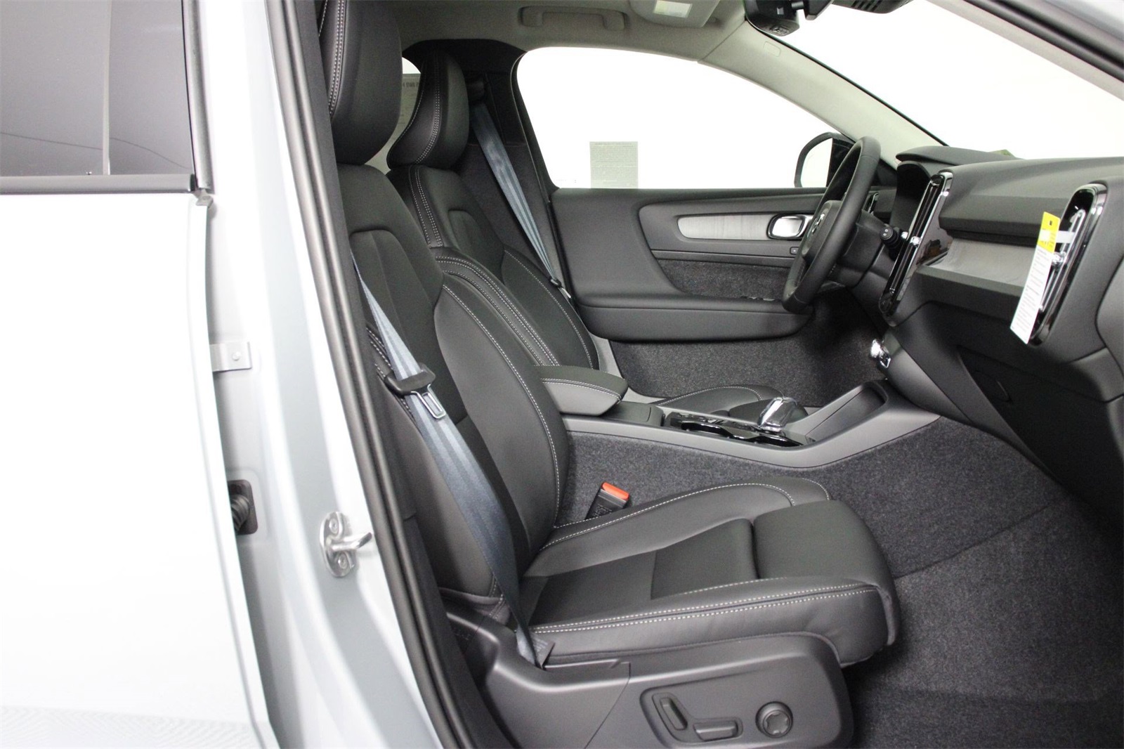 2026 Volvo XC40 Plus photo 9