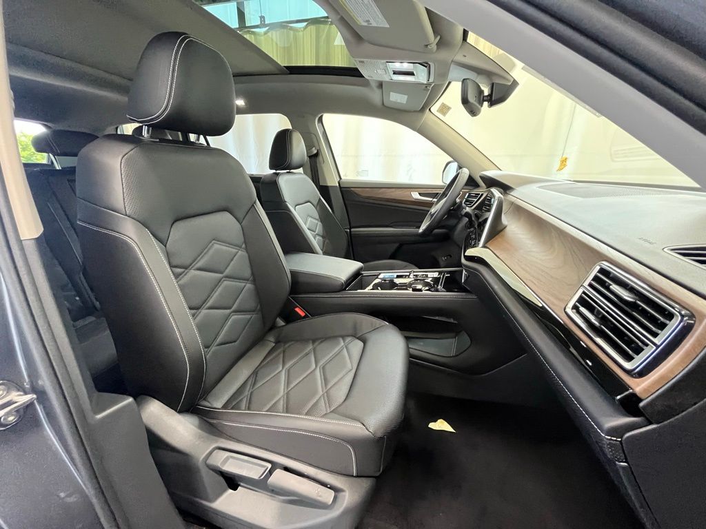 2025 Volkswagen Atlas SE Technology photo 12