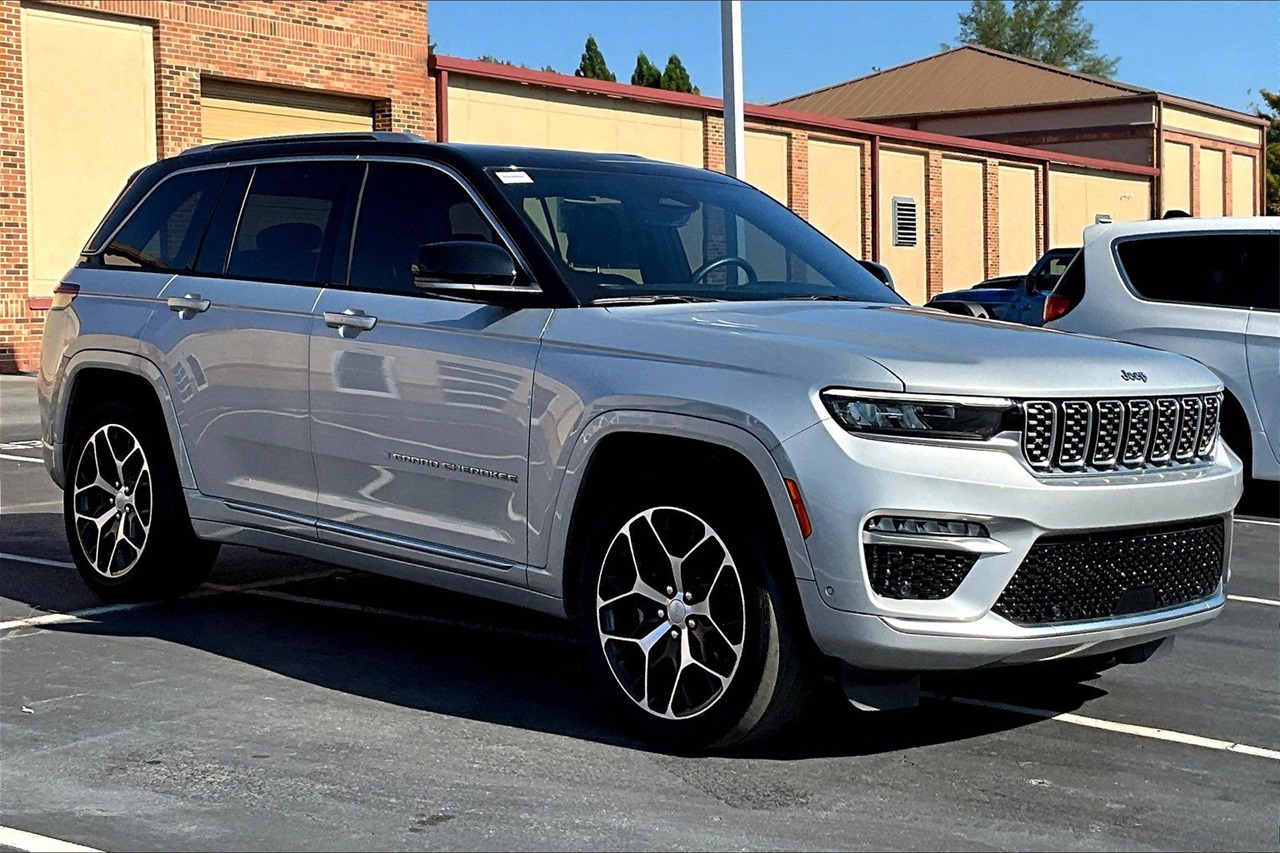 2022 Jeep Grand Cherokee Summit photo 2