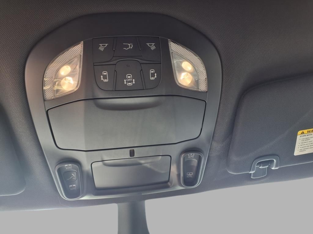 2026 Chrysler Pacifica Limited photo 12