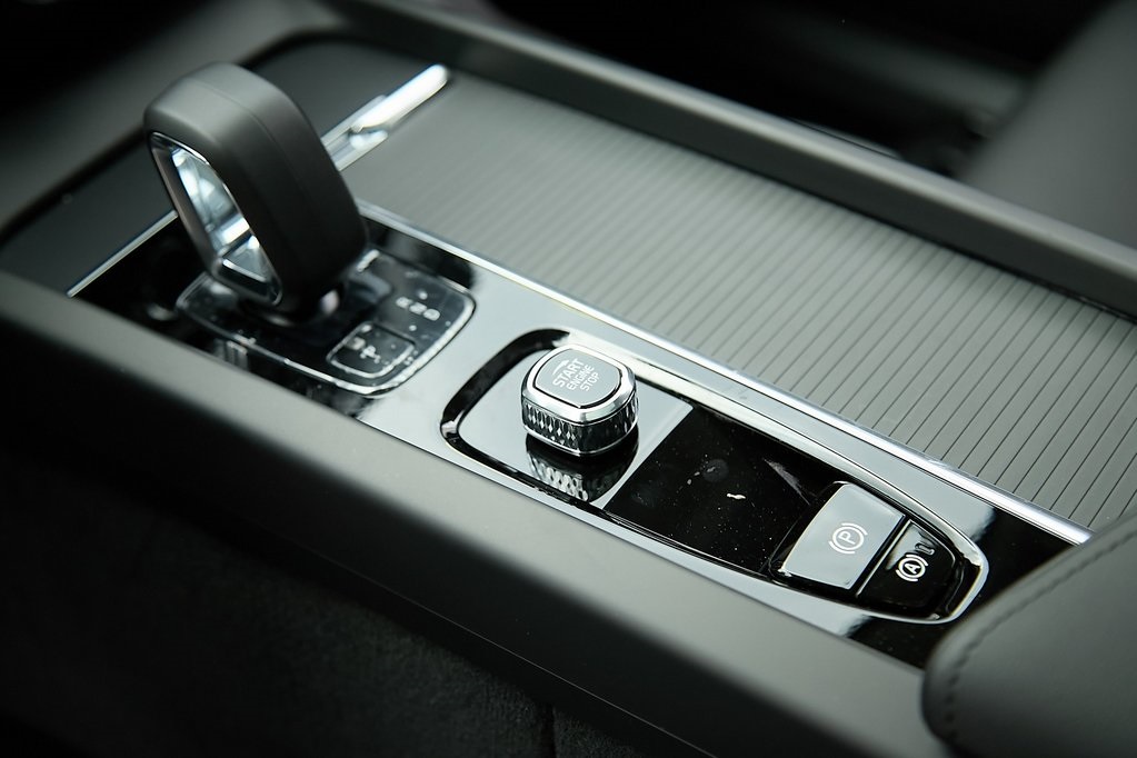 2025 VOLVO XC60 - Image 15