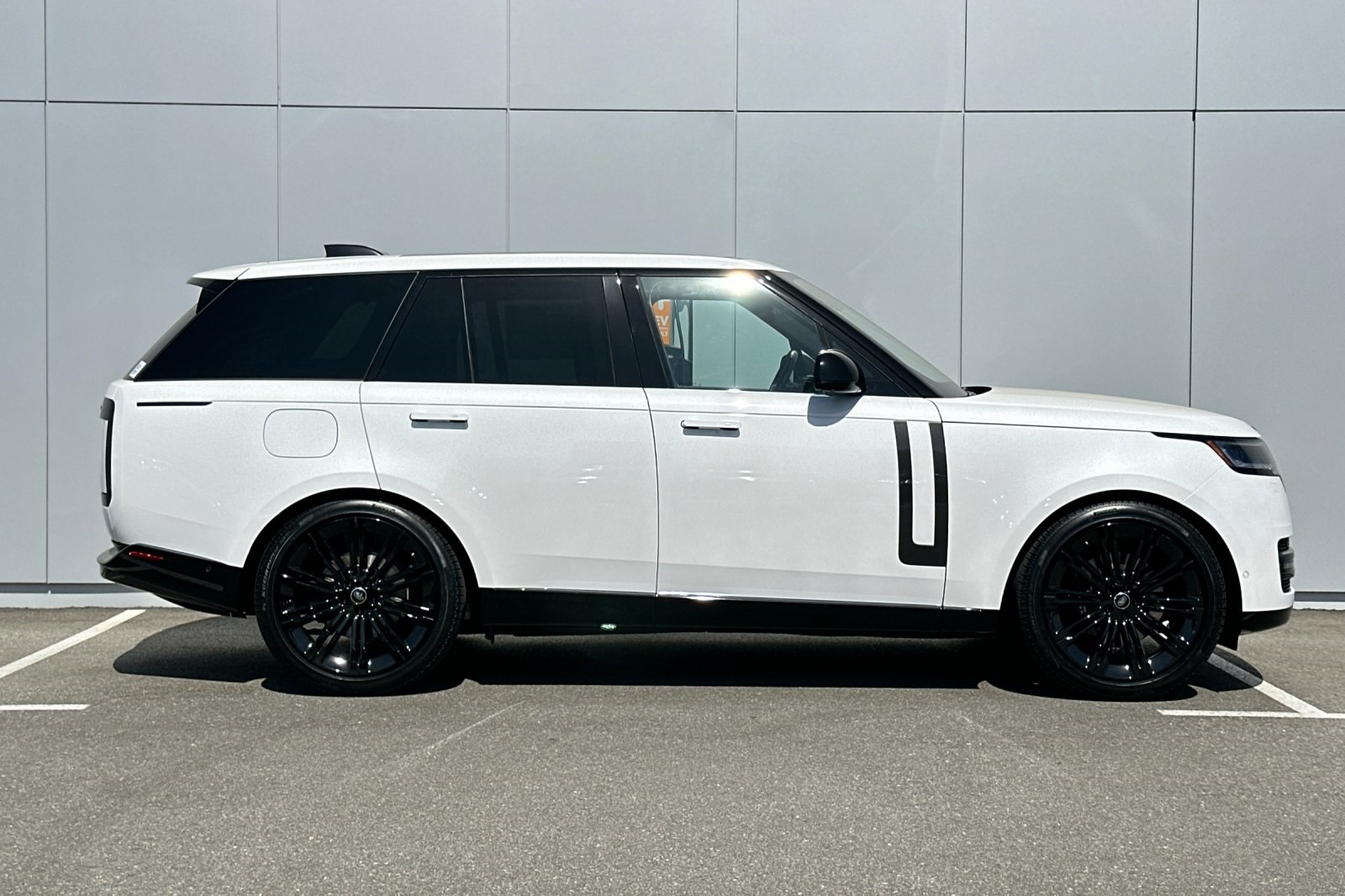2025 Land Rover Range Rover SE photo 6