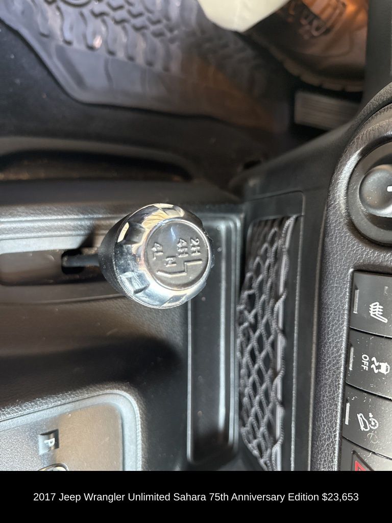 2017 Jeep Wrangler Unlimited Sahara photo 18
