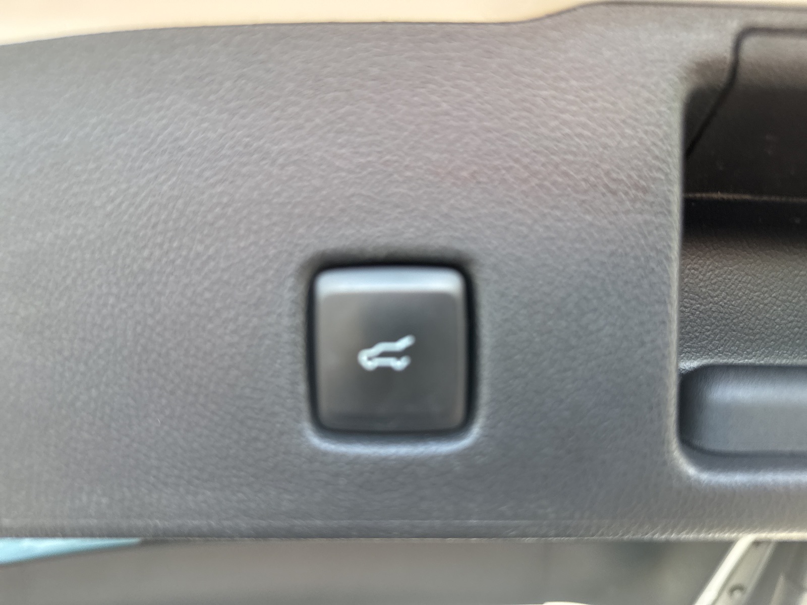 2020 Ford Escape Titanium Hybrid photo 25