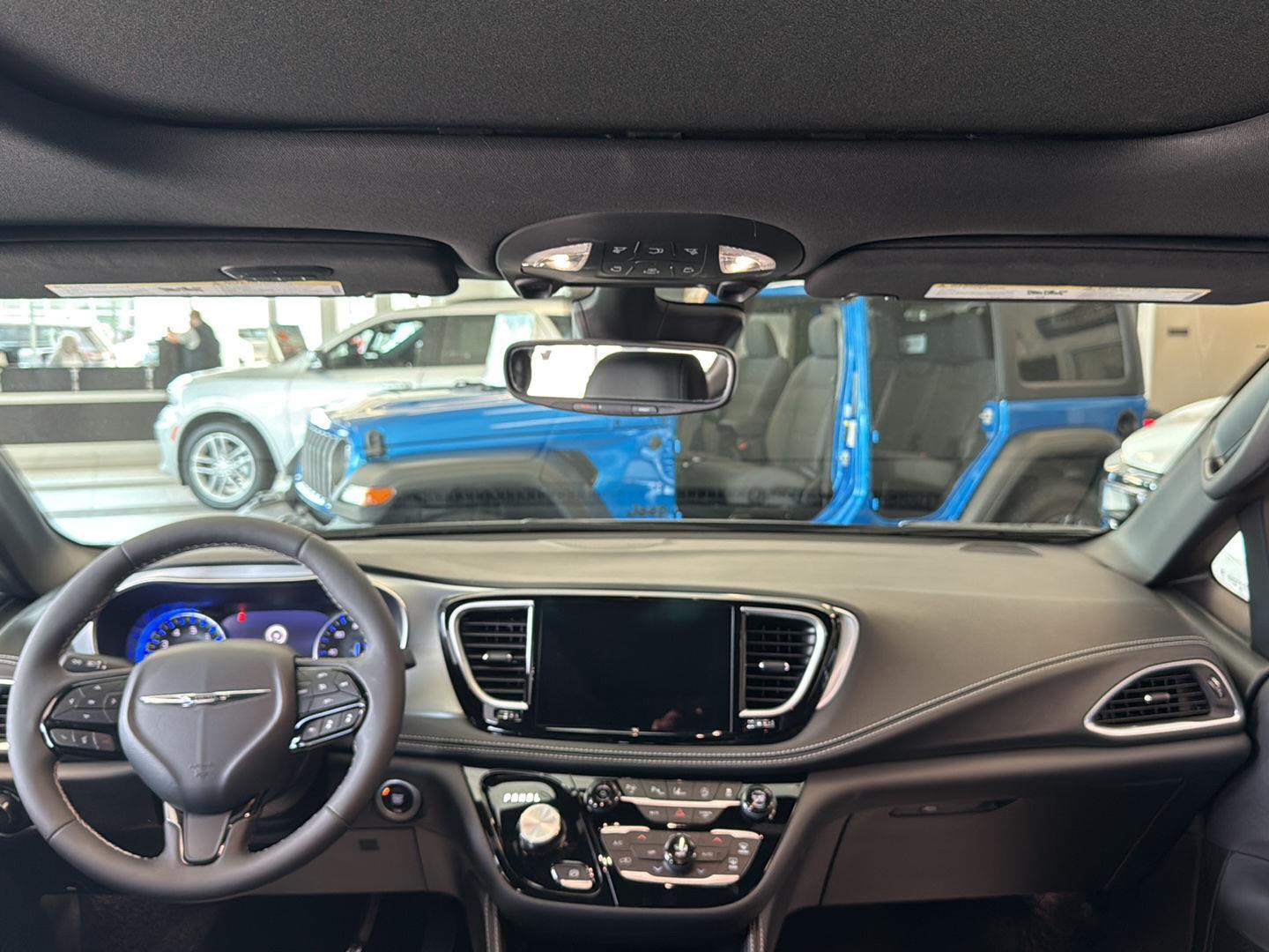 2025 Chrysler Pacifica Limited photo 4