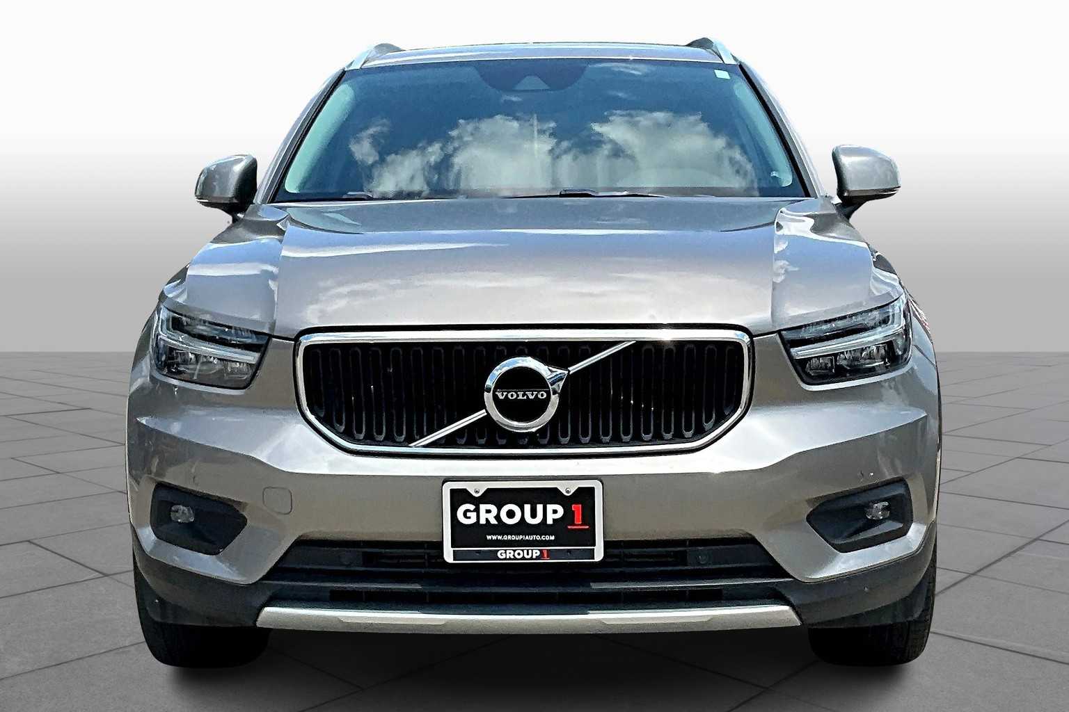 2022 Volvo XC40 Momentum photo 3