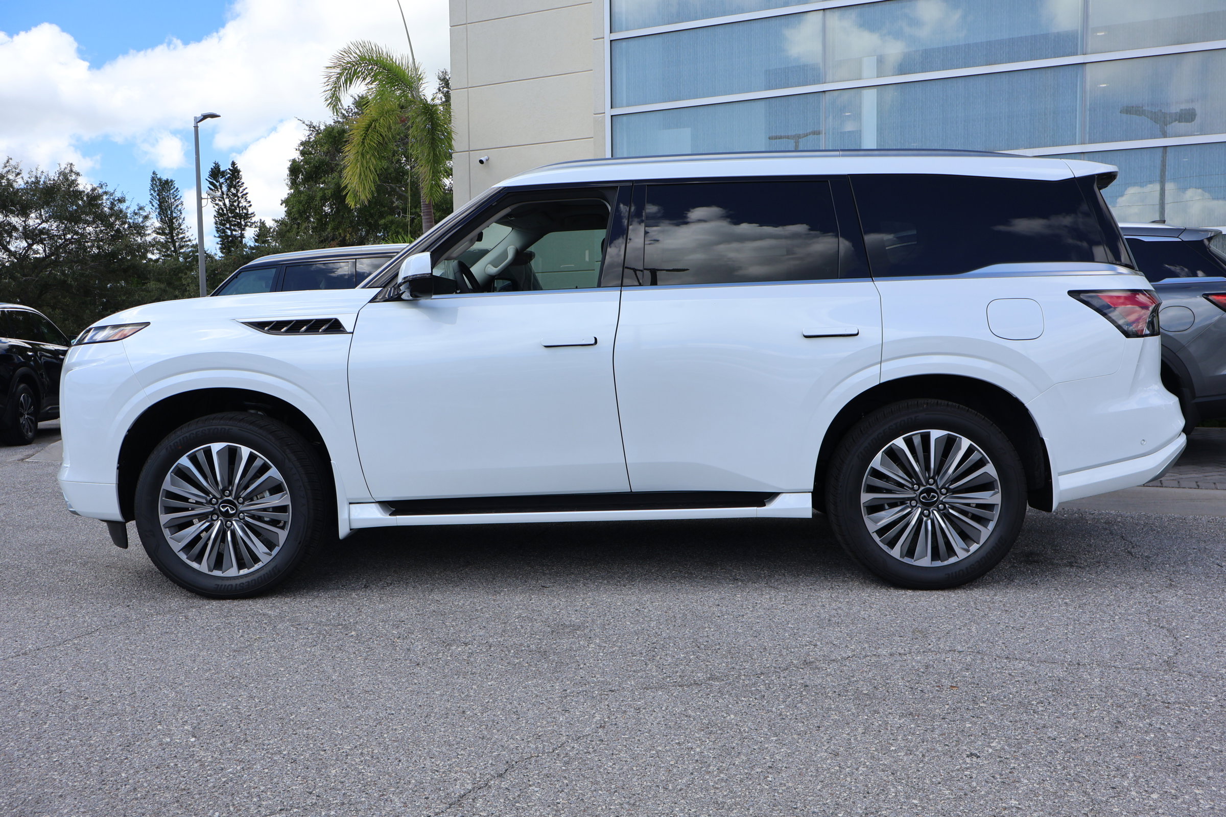 2026 Infiniti QX80 Luxe photo 2