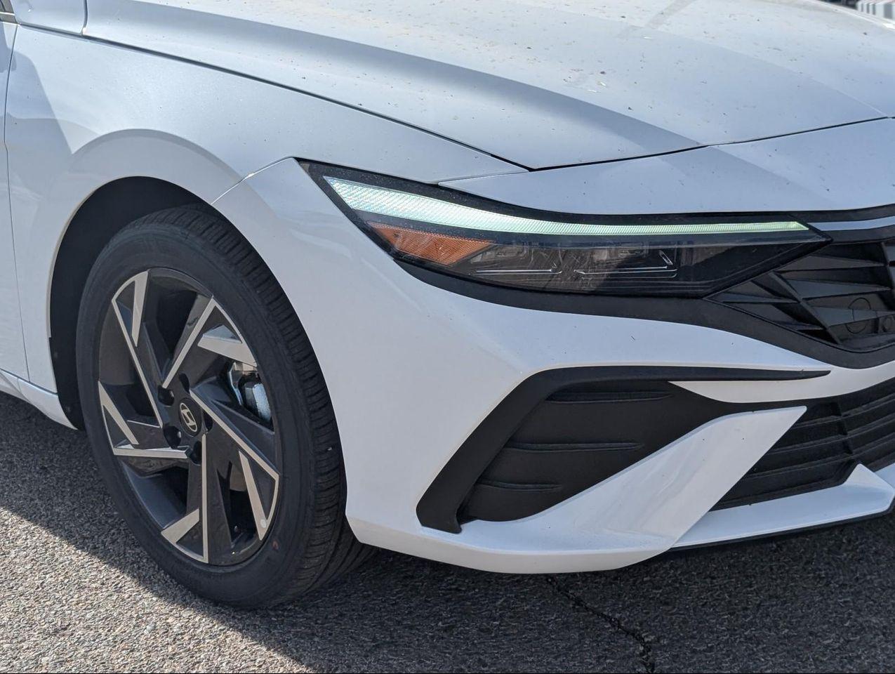 2025 Hyundai Elantra SEL Sport photo 2