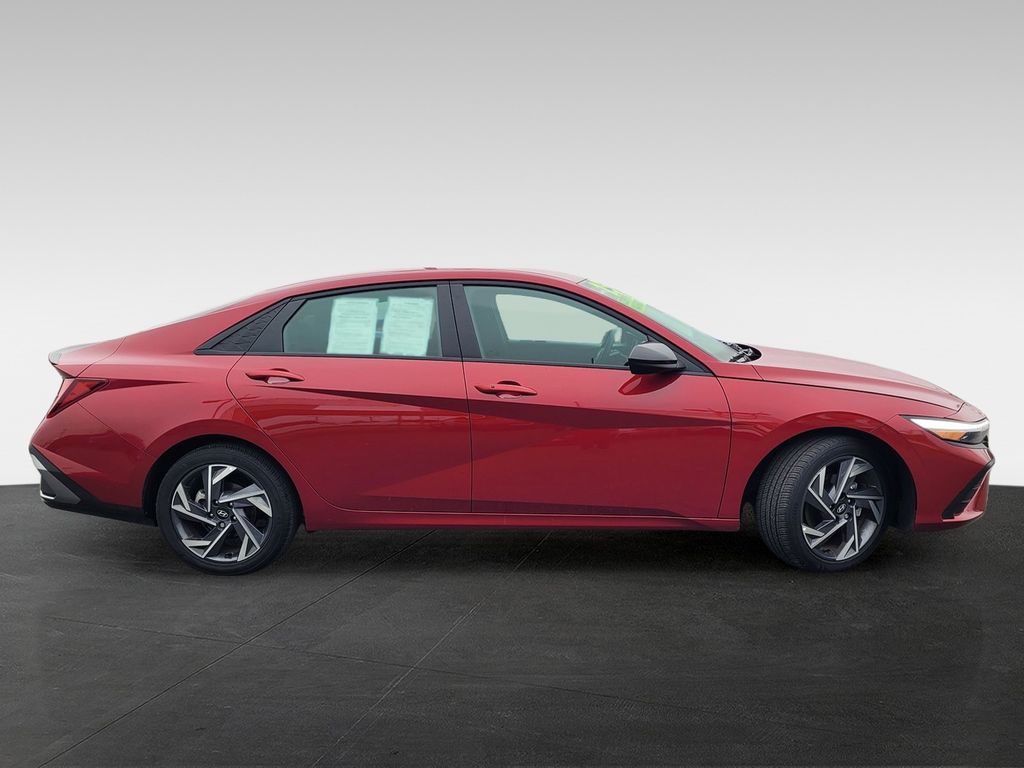 2025 Hyundai Elantra SEL Sport photo 3