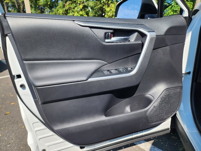 2025 Toyota RAV4 XLE photo 12