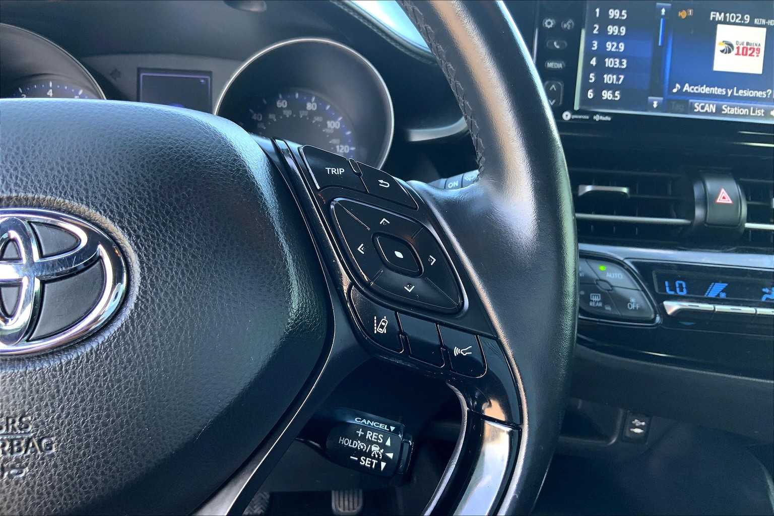 2018 Toyota C-HR XLE Premium photo 22
