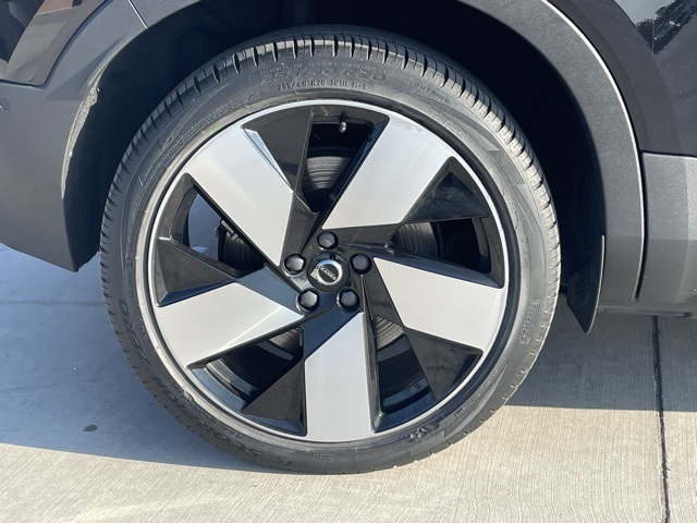 2023 Volvo XC40 Ultimate photo 3