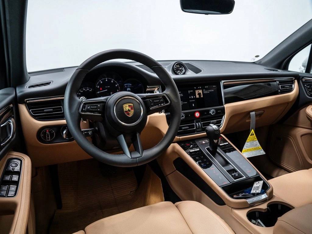 2025 Porsche Macan T photo 4