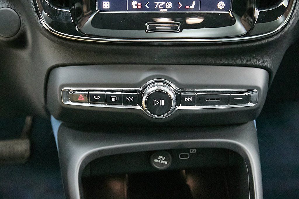 2023 VOLVO XC40 - Image 16