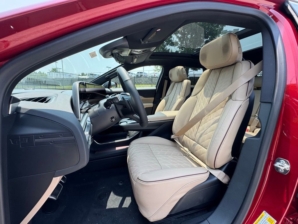2025 Cadillac Lyriq Luxury photo 4