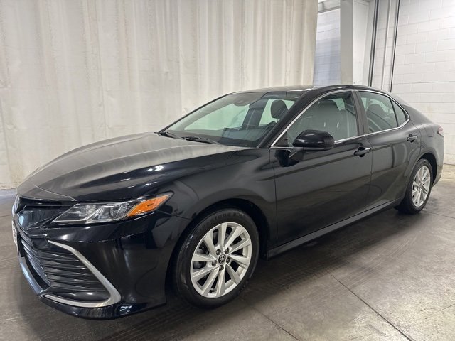 2022 Toyota Camry LE's photo