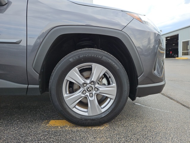 2022 Toyota RAV4 Hybrid XLE photo 11