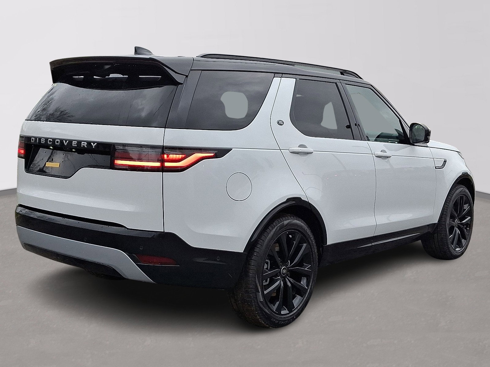 2026 Land Rover Discovery photo 3