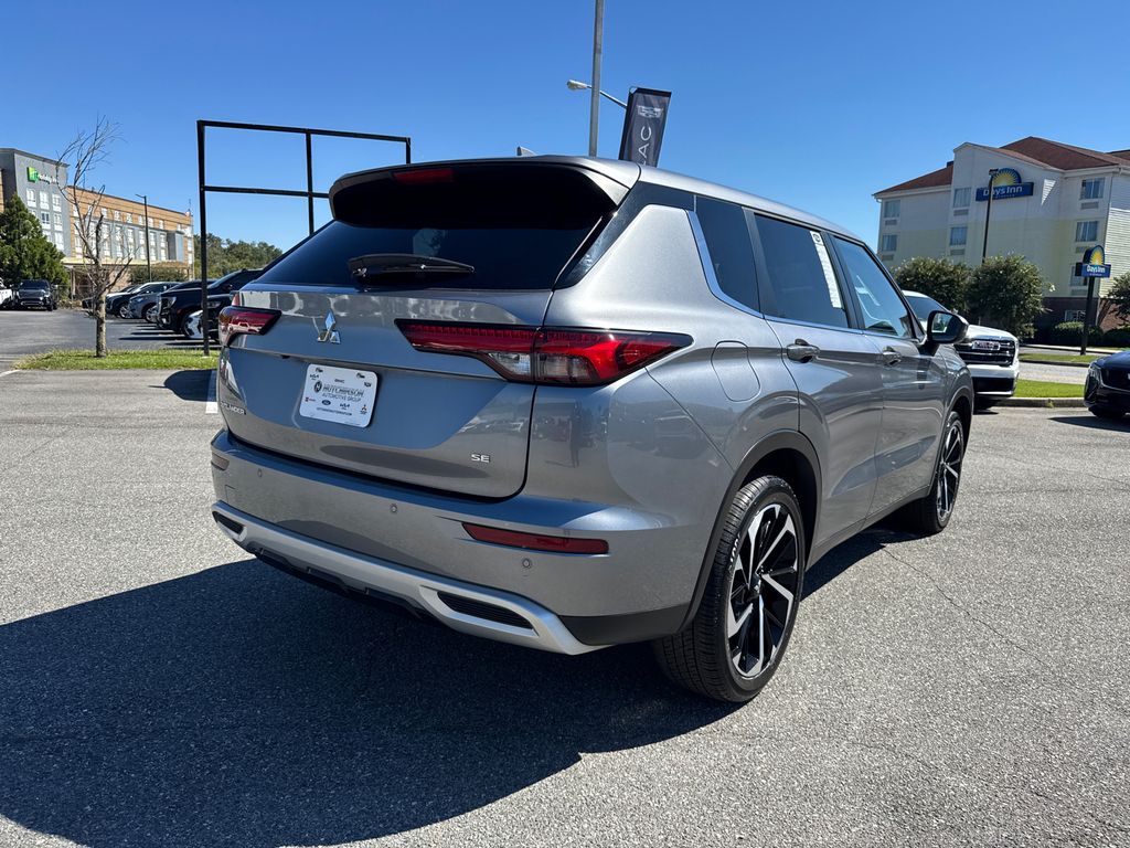 2024 Mitsubishi Outlander SE photo 3