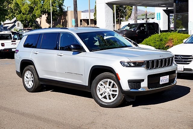 2023 Jeep Grand Cherokee Laredo photo 2