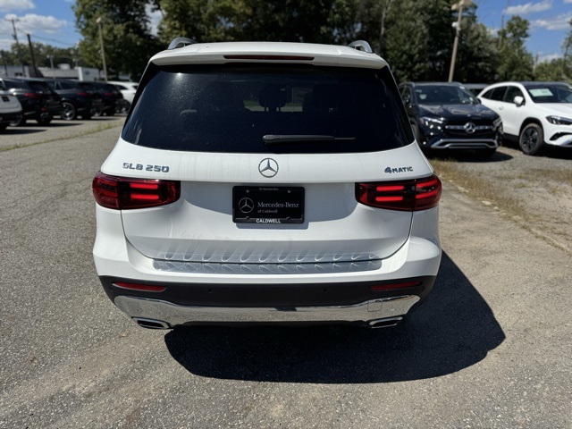 2026 Mercedes Benz GLB 250 4MATIC photo 4