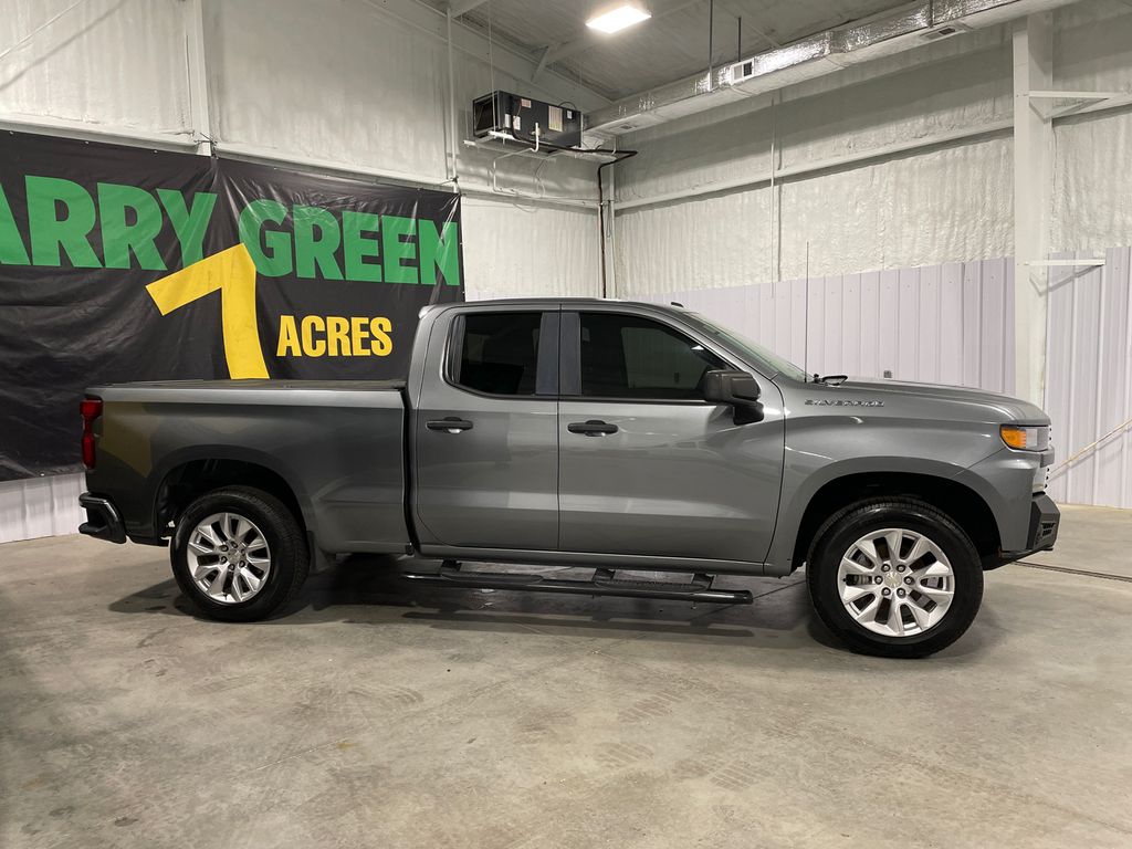 2020 Chevrolet Silverado 1500 Custom photo 2