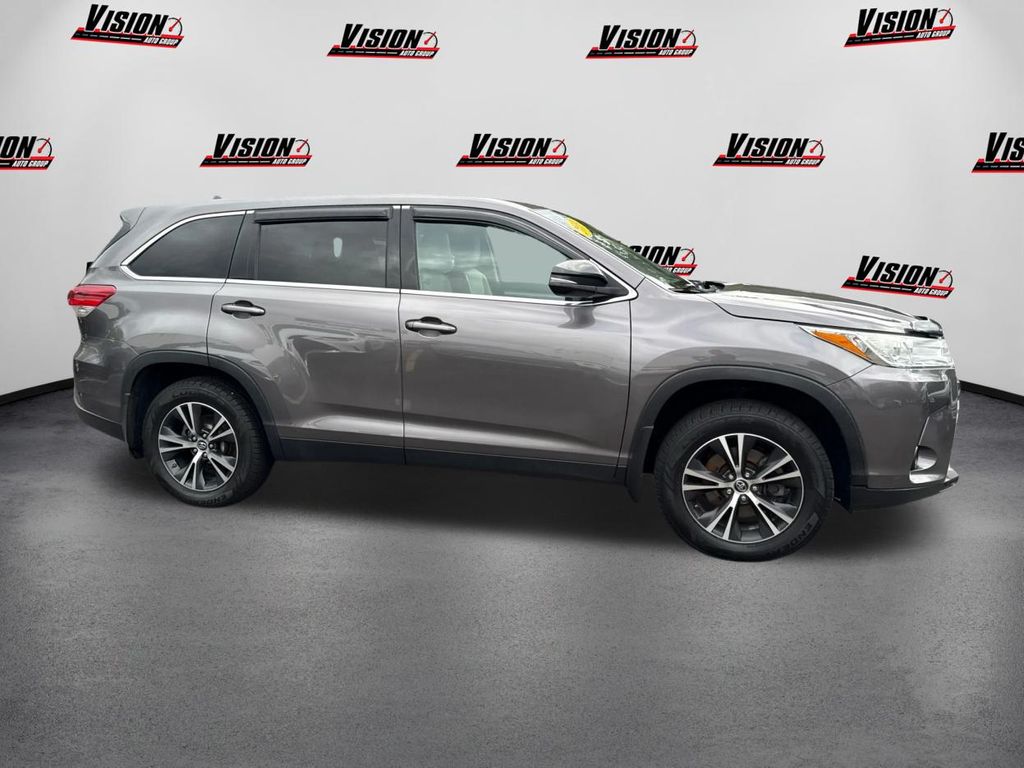 2019 Toyota Highlander LE Plus photo 4