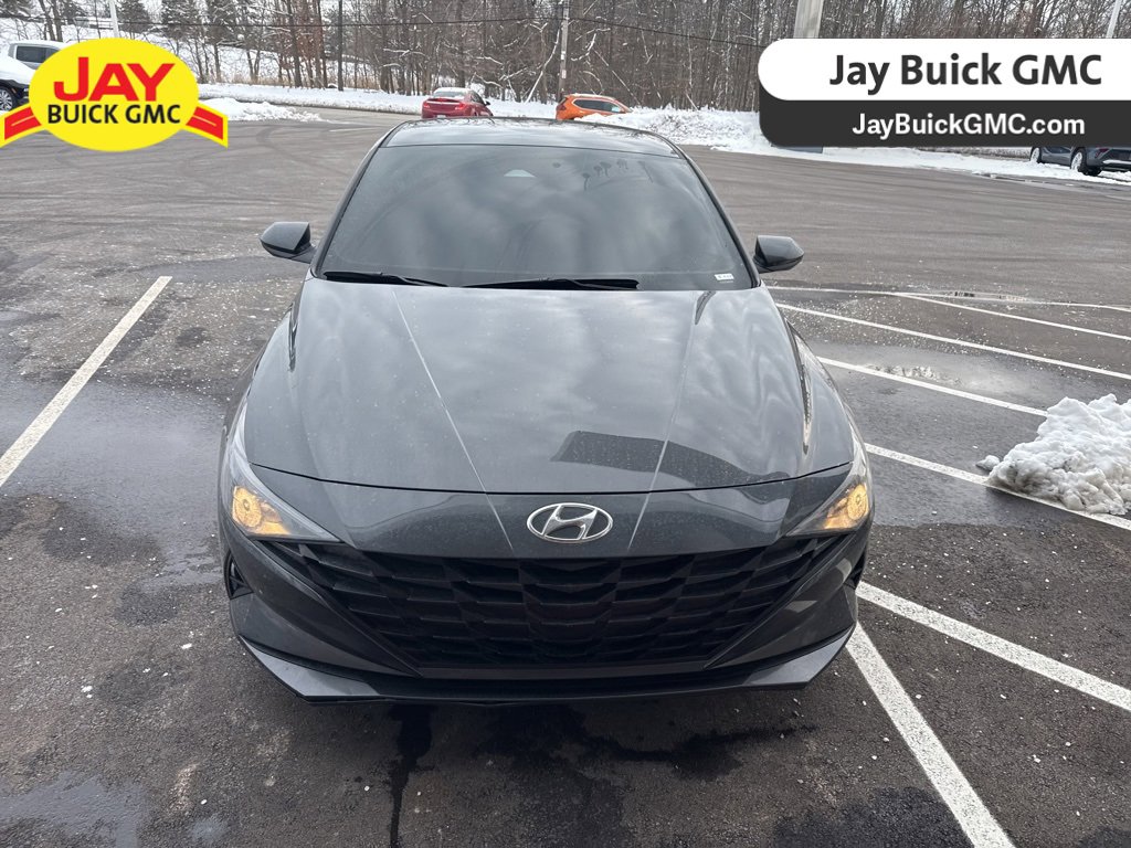 2022 Hyundai Elantra SEL photo 2