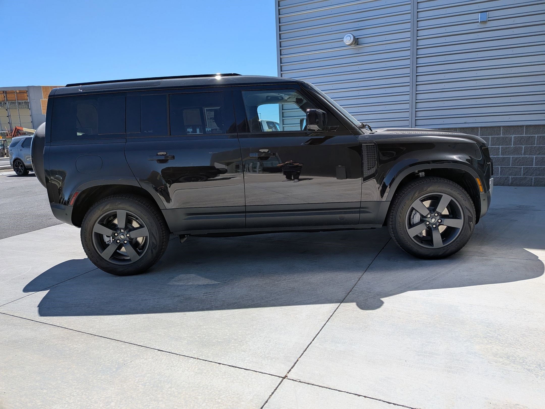 2025 Land Rover Defender 110 S photo 9